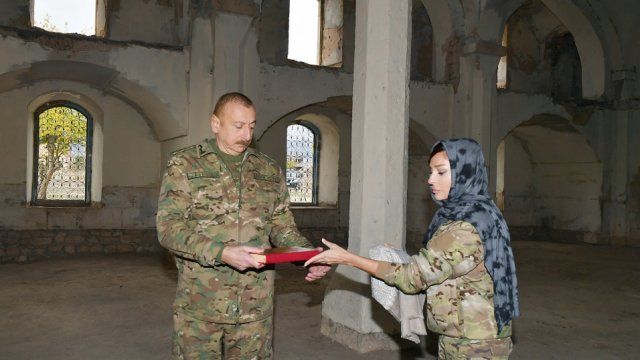 İlham Əliyev Məkkədən gətirdiyi Quranı Ağdam məscidinə bağışladı - FOTO