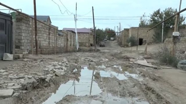 Yağış sularına qərq olmuş qəsəbə - VİDEO