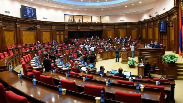 Ermənistan parlamentində dava düşdü (VİDEO)