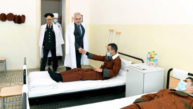 Vasif Talıbov yaralı hərbçilərə baş çəkdi - FOTO