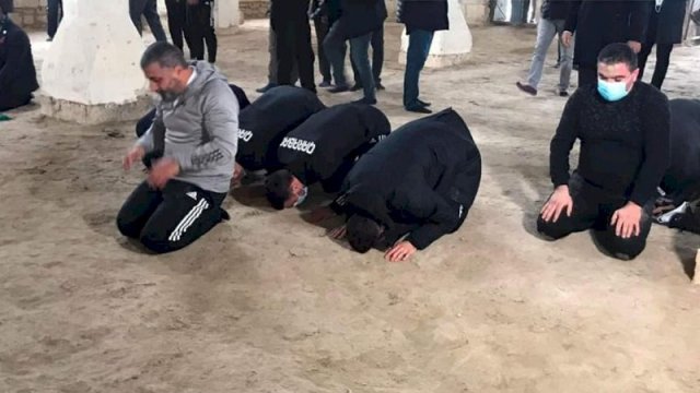 “Qarabağ”ın futbolçuları Ağdamdakı Cümə məscidində namaz qıldı - FOTOLAR