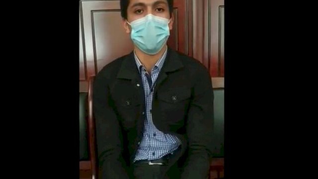 Bayrağa və müəllimə hörmətsizlik edən tələbə üzr istədi - VİDEO