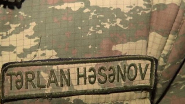 Döyüş yoldaşlarını xilas etmək üçün özünü qumbaranın üstünə atdı - VİDEO