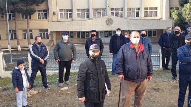 Tikinti şirkəti ağacları kəsdi, Xətai sakinləri etiraza qalxdı - FOTO/VİDEO