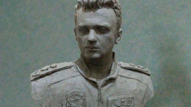 Tələbə-heykəltəraş şəhid pilotumuzun büstünü hazırladı - FOTO