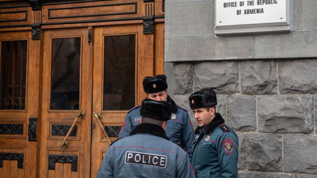 İrəvanda etirazçılar Paşinyana qarşı cinayət işinin açılmasını tələb edir