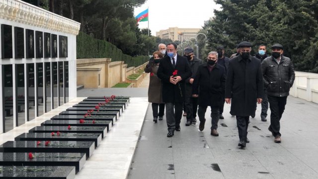 AY Partiyası Bakıdakı Şəhidlər xiyabanlarını ziyarət etdi - FOTO