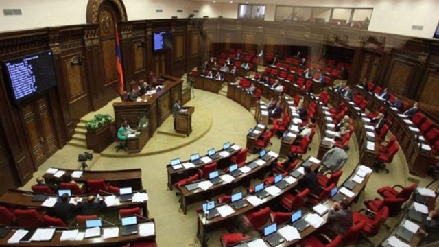Ermənilər hərbi əsirləri parlamentdə müzakirə edir