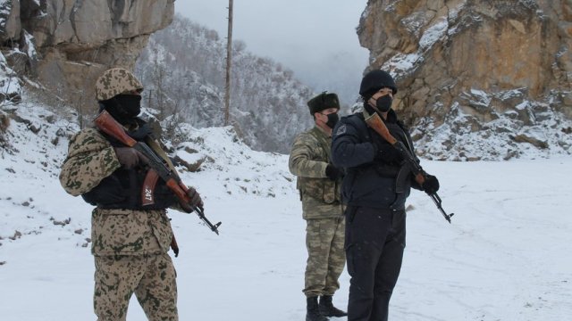 Azərbaycan polisi Kəlbəcərdə postlar qurub - FOTO