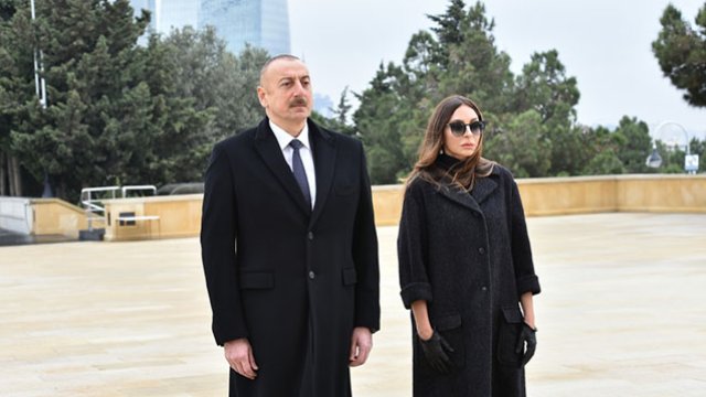 İlham Əliyev Heydər Əliyevin məzarını ziyarət etdi