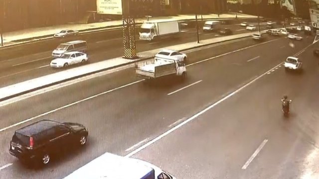 Bakıda “Hyundai” sürətlə gəlib, dayanmış maşınlara çırpıldı - VİDEO