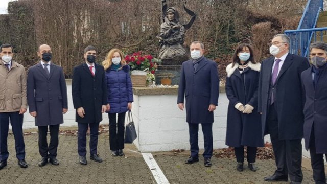 Ceyhun Bayramov Xurşidbanu Natəvanın abidəsini ziyarət etdi - FOTO