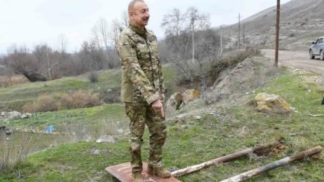 Ermənilərin qurduğu yol nişanı İlham Əliyevin ayaqları altında - FOTO