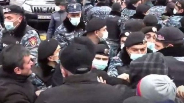Ermənistanda polislə etirazçılar arasında toqquşma - VİDEO