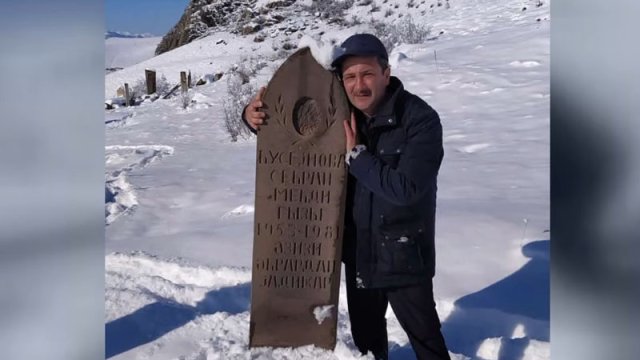 28 il sonra anasının qəbrini ziyarət etdi - Hər kəsi kövrəldən görüntü (VİDEO)