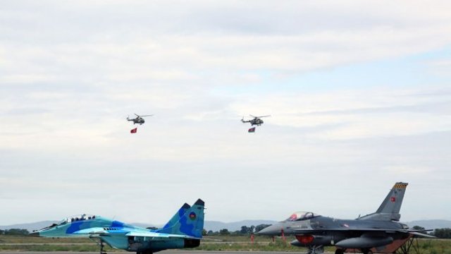 Azərbaycan ordusunun Mi-17 vertolyotu düşmən tankına zərbə endirir - VİDEO