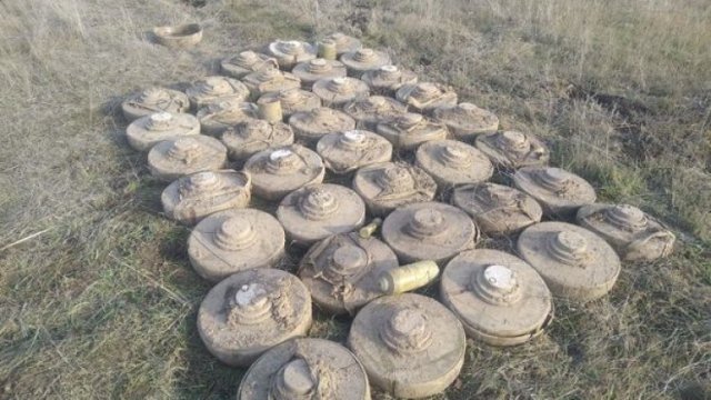 Cəbhəboyu ərazilərdə yüzlərlə hərbi sursat tapıldı - FOTO