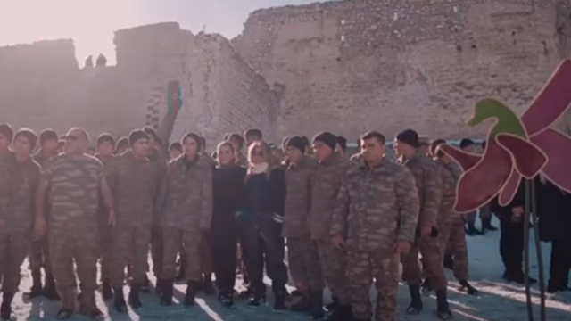 Xarı Bülbül emblemi Şuşanın girişində sancıldı - VİDEO