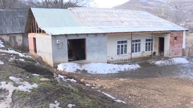 Lerikdə torpaq sürüşməsi ərazisindəki evlər təhlükəli vəziyyətlə üzləşib - FOTO