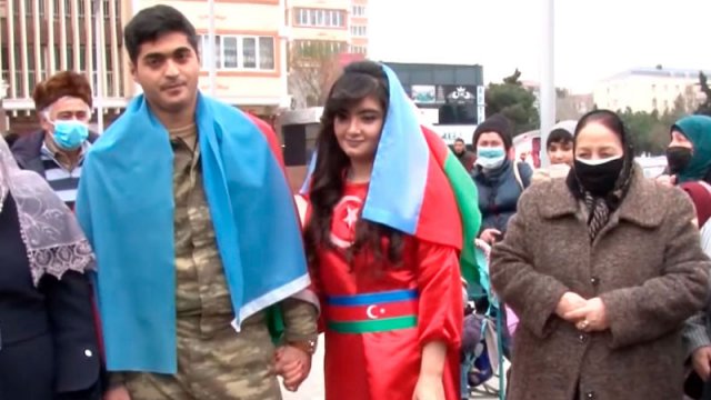 Qarabağdan geri dönən əsgərə gözəl sürpriz - VİDEO