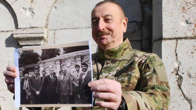 İlham Əliyev 39 il sonra Şuşada Heydər Əliyevlə şəkil çəkdirdiyi yerdə - FOTO