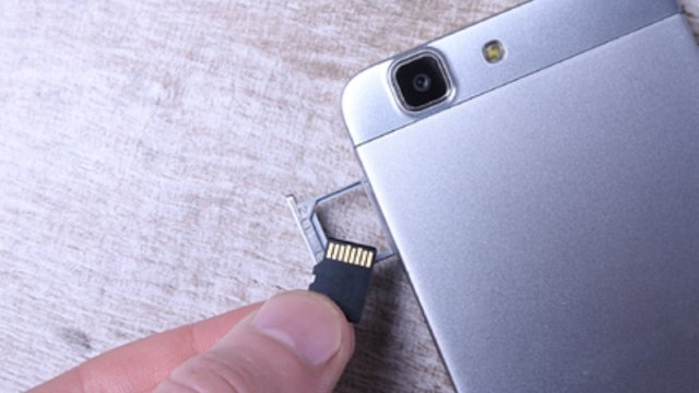 Samsung yeni smartfonlarında yaddaş kartından imtina etdi