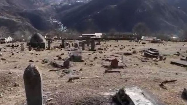 Kəlbəcər qəbristanlığında 27 ildən sonra azan səsləndirildi - VİDEO