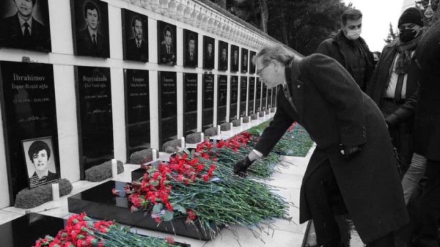 ABŞ-ın Azərbaycandakı səfiri Şəhidlər xiyabanını ziyarət edib