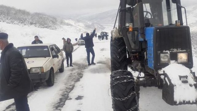 Şamaxı-Muğanlı-İsmayıllı yolunda avtomobillərin hərəkəti iflic oldu - FOTOLAR