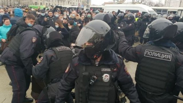 Rusiyada keçirilən etiraz aksiyalarında 1800-dən çox nümayişçi saxlanılıb