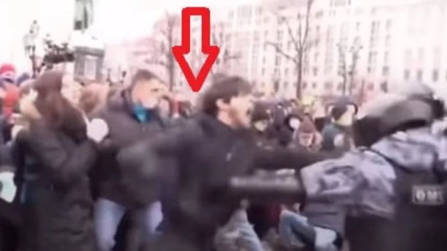 Rusiyada 3 OMON-çu ilə əlbəyaxa döyüşən gənc həbs edildi - VİDEO