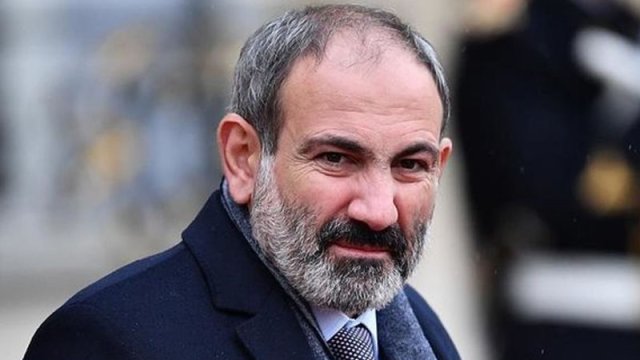 Erməni jurnalist Paşinyana hücum etdi - VİDEO