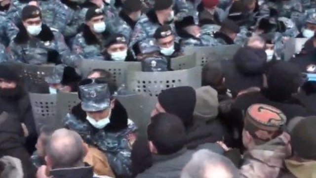 Yerevanda növbəti etiraz aksiyası - etirazçılar hökumət binasına hücum etdi