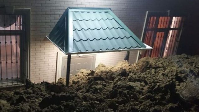 Badamdarda sürüşmə oldu: 1 avtomobil torpaq altında qaldı - YENİLƏNİB/FOTO