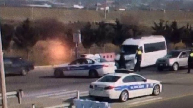 Mikroavtobusu polislərin üzərinə sürdü, həbs edildi - VİDEO