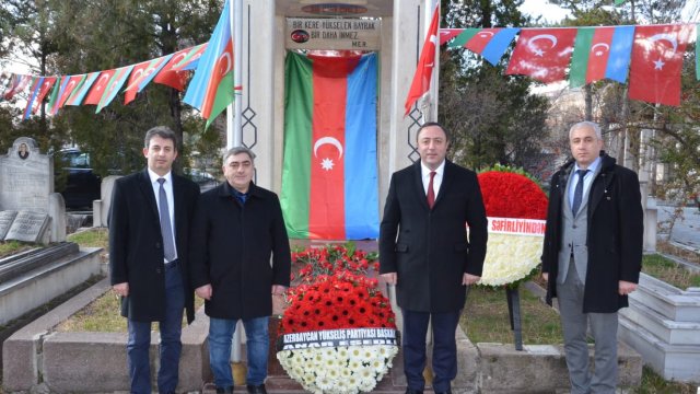 AY Partiya rəhbərliyi Rəsulzadənin məzarını ziyarət etdi - FOTO