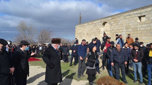 Şəhid anası oğlunun dəfnindən əvvəl qurban kəsdi - FOTO/VİDEO