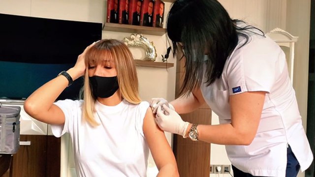 Röya da vaksin vurdurdu - VİDEO