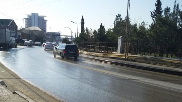 Qiyməti qaldırılan su 3 aydır asfalta axır, baxan yoxdur… - FOTO/VİDEO