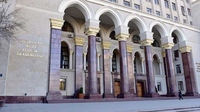 Yeni direktor iki şöbə müdirini və elmi katibi vəzifəsindən azad etdi