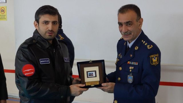 Bayraktar Azərbaycan əsgərlərinə sertifikat verdi - FOTO