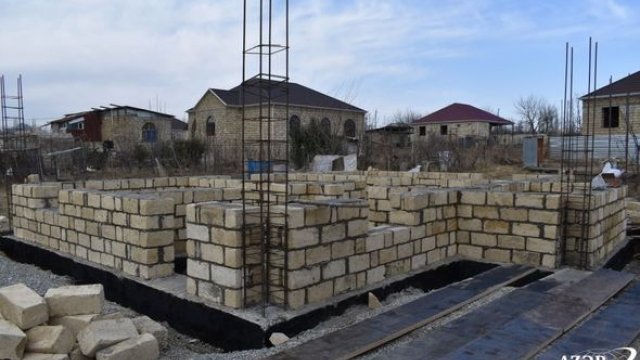 Tərtərdə düşmənin dağıtdığı evlər yenidən tikilir - FOTO