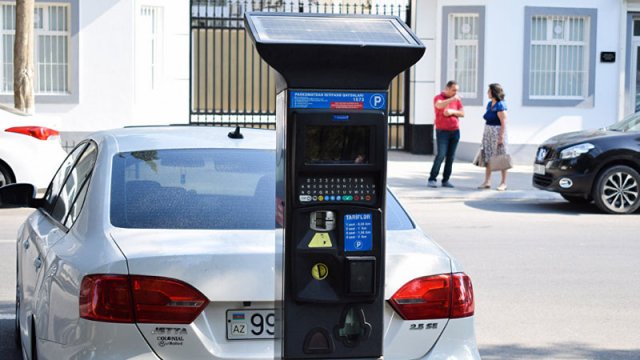 Bakıda parkinq problemi: Qeyri-rəsmi qiymətlər əl yandırır