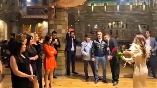 Bakıda gənclərin məşhur restoranda əyləncə görüntüləri yayıldı - VİDEO