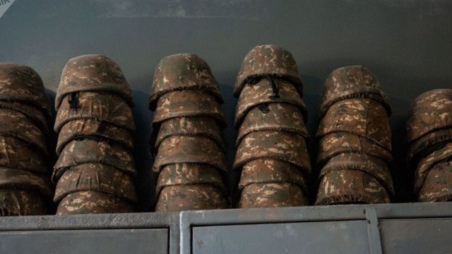 72 əsgərin ölümündə günahkar bilinən keçmiş hərbçi həbs olundu - Ermənistanda