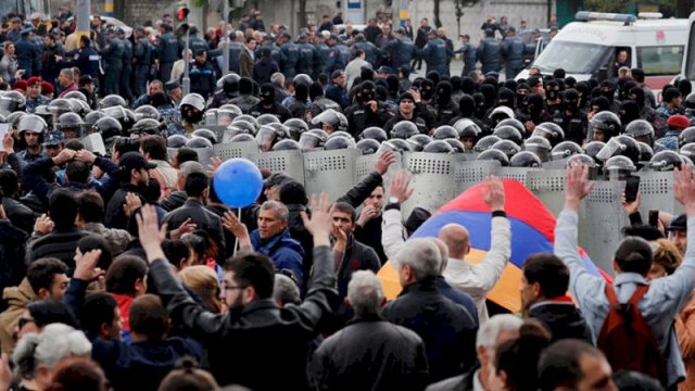 Ermənistanda Müdafiə Nazirliyi önündə aksiya keçirildi