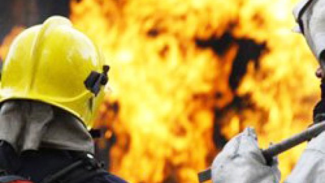 Ağsuda birmərtəbəli ev yandı