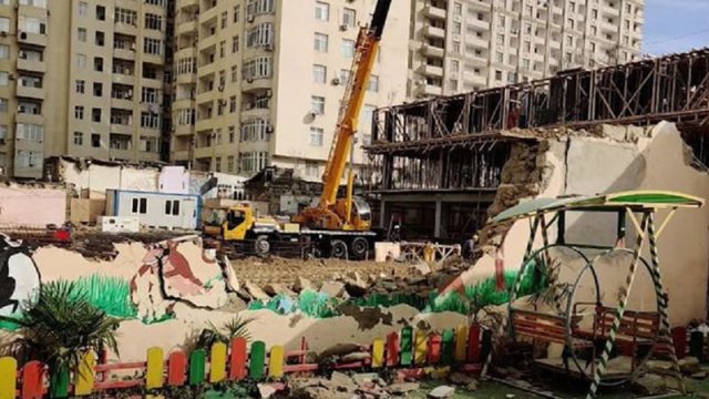 Bakıda tikinti şirkəti bağçanın hasarını dağıtdı - VİDEO