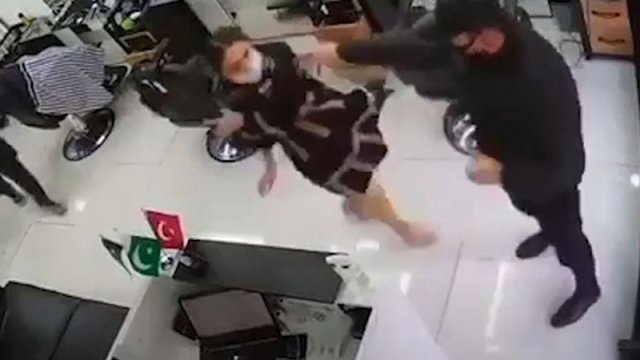 Qadını itələyən polislə bağlı qərar verildi - VİDEO