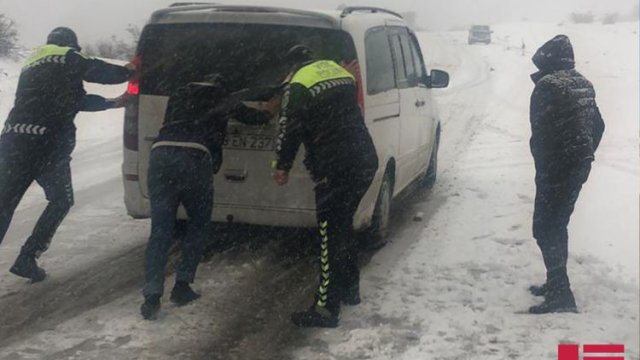 Yağan qar üzündən yolda qalanlara polis yardım etdi -xa0FOTOLAR